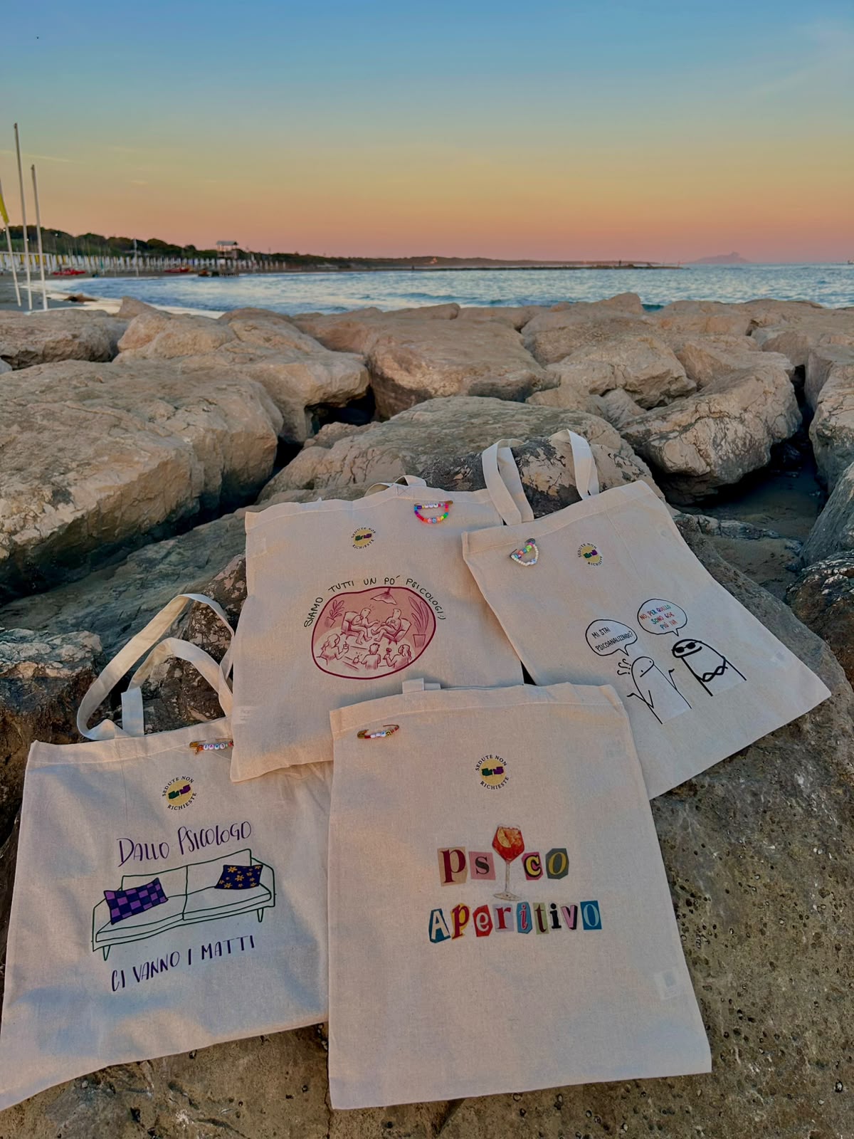 Merchandise Sedute Non Richieste esposto su sfondo chiaro
