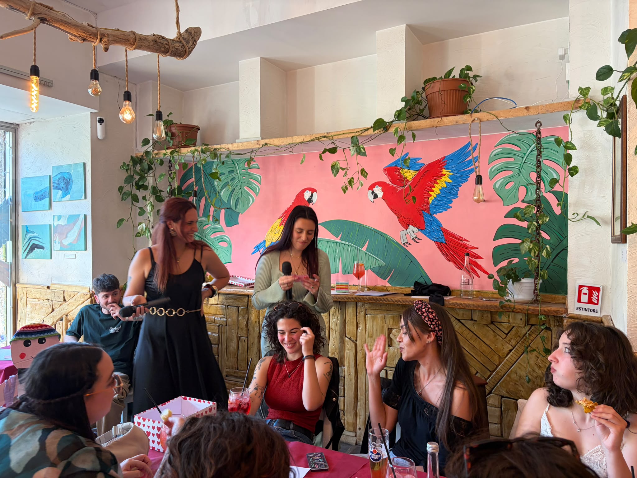 Un momento dello Psicoaperitivo: persone che conversano e ridono in un locale