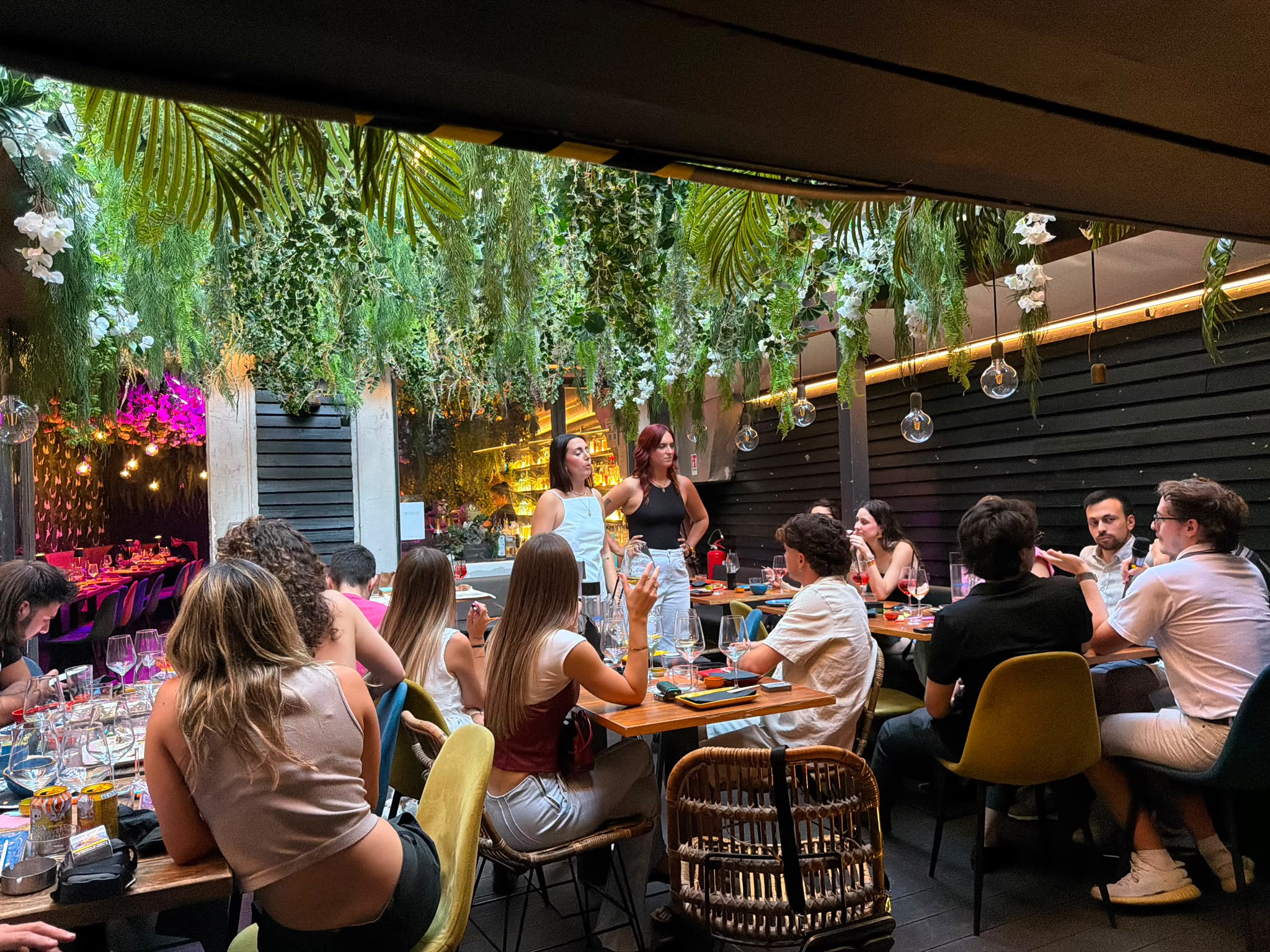 Giovani riuniti in un locale per conversare durante uno Psicoaperitivo